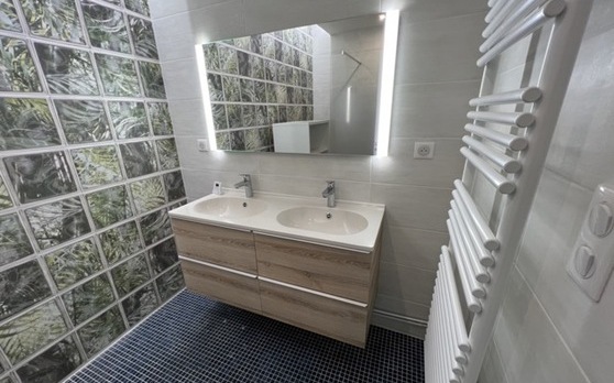 Faïence claire pavés de verre salle de bain